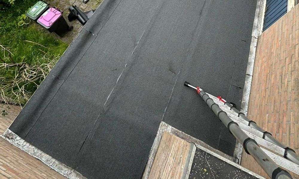 Plat dak geplaatst door dakdekker in Zuidhorn