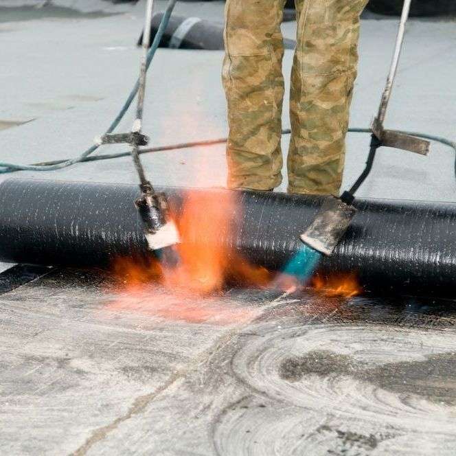 Plat dak branden door dakdekker in Zuidhorn