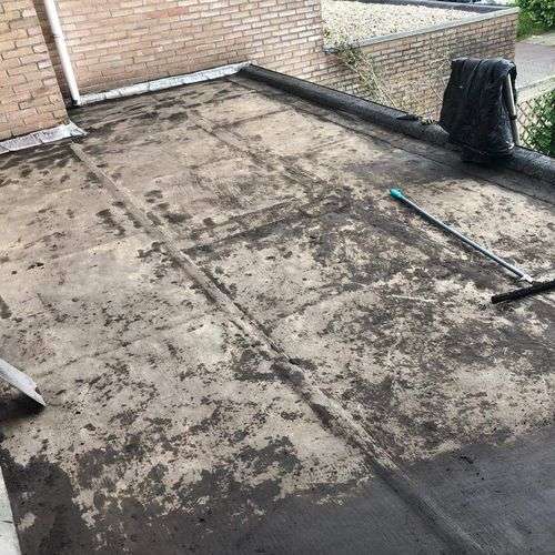 Schoonmaken van een plat dak in Zuidhorn